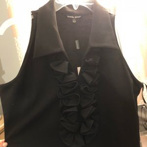 Short little black dress, w/ruffles